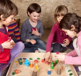 Kinder mit Holzbox zum Spielen von Grapat