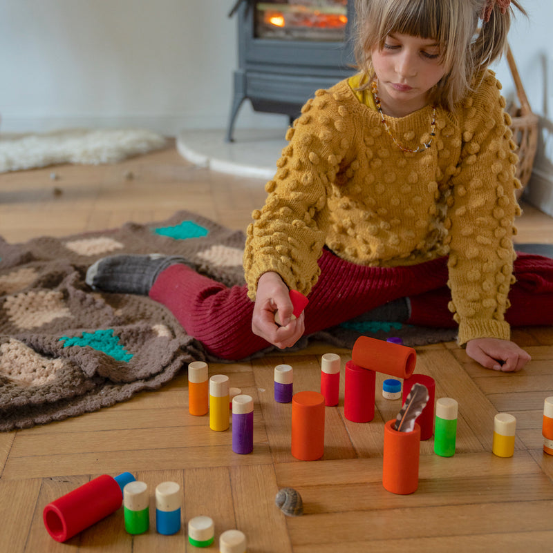 Kind am Spielen mit 36-teiligem Holzspielset Lo von Grapat