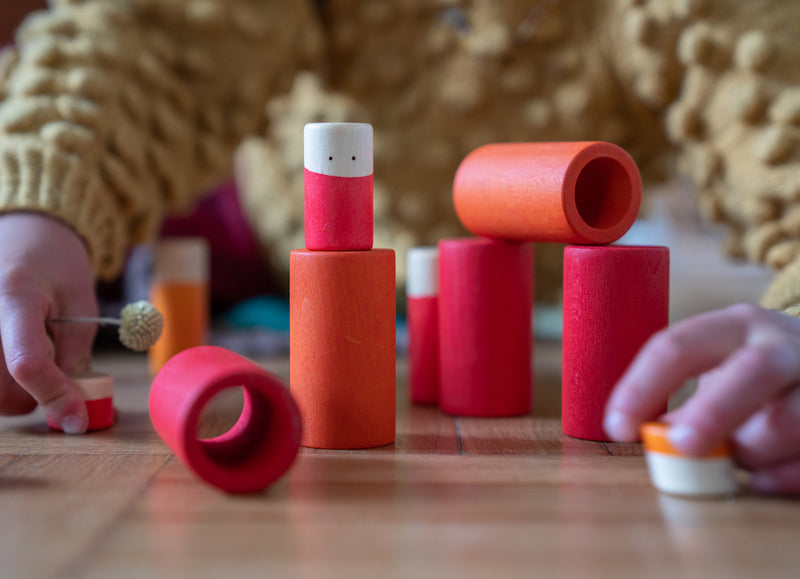 Großaufahme von Händen am Spielen mit Kinder am Spielen mit 36-teiligem Holzspielset Lo von Grapat