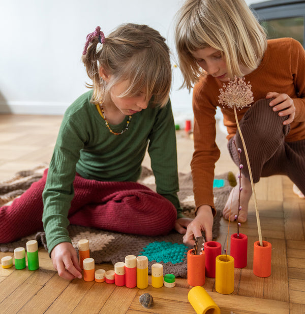 Kinder am Spielen mit 36-teiligem Holzspielset Lo von Grapat