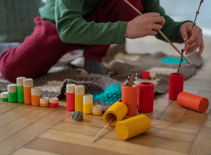 Kind am Spielen mit 36-teiligem Holzspielset Lo von Grapat