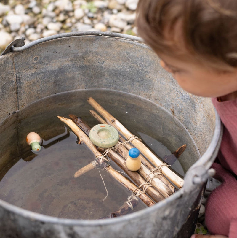 Kind spielt mit Inhalt einer Lucky Lucky Überraschungsbox der 4. Edition von Grapat
