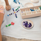 Kind am Spielen mit Mis & Match Holz-Sortierset von Grapat in edler Holzbox