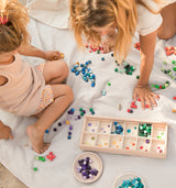 Kinder am Spielen mit Mis & Match Holz-Sortierset von Grapat in edler Holzbox