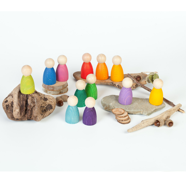 Grapat Nins 12 Holz Spielfiguren in Regenbogenfarben auf Hölzern und Steinen platziert