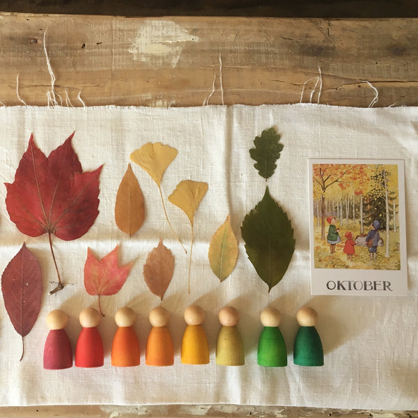 Grapat Nins 8 Holz Spielfiguren in Regenbogenfarben mit herbstlich gefärbten Blättern