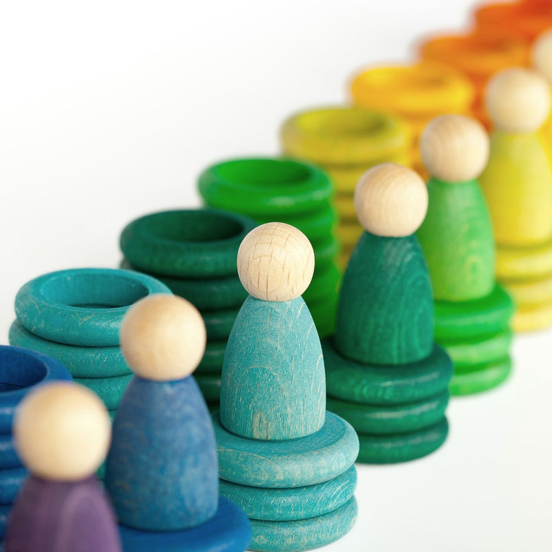 Nahaufnahme von 120-teiligem Holz-Spielset Carla von Grapat in Regenbogenfarben