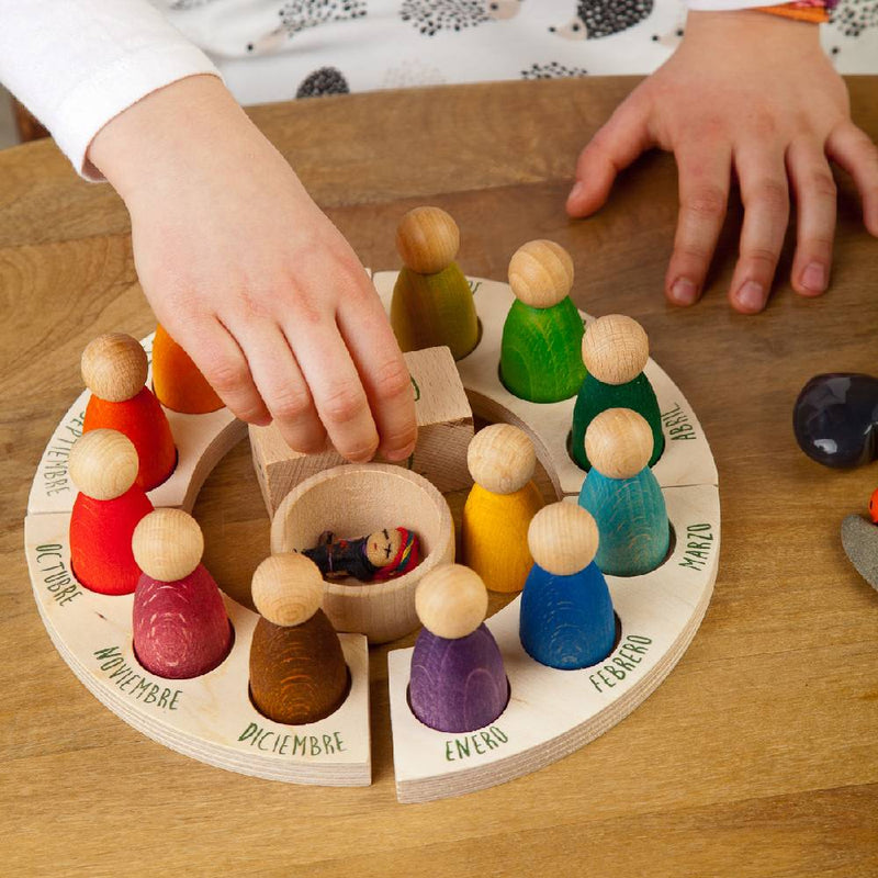 Kind am Spielen mit Grapat Jahreszeitenkalender auf Deutsch mit 12 Nins