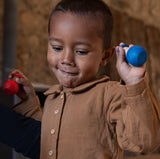 Kind mit blauer und roter Grapat Nins Together Holzfigur