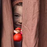 Kind mit roter Grapat Nins Together Holzfigur