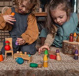 2 Kinder beim freien Spielen mit Grapat Nins Together Holzfiguren