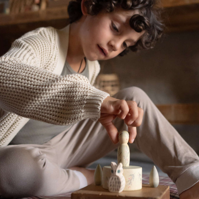 Kind spielt mit Holzfigur von Jahreszeiten-Box "Hello Winter!" von Grapat und Ostheimer