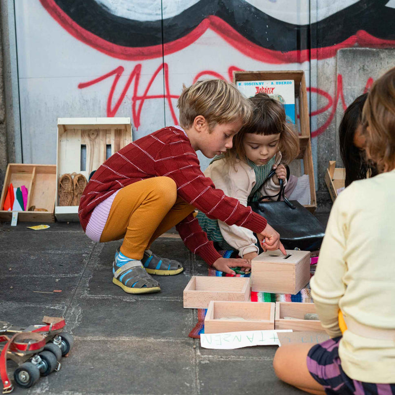 Kinder spielen mit Permanence Box aus Holz von Grapat