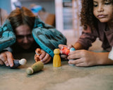 2 Kinder spielen mit The Animal Crew Holzfiguren von Grapat 