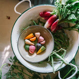 Veggies 12 handgemalte Holzgemüse von Grapat vor echtem Gemüse