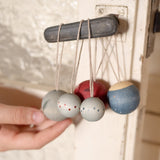 Grapat Weihnachtsdeko Wish Balls  an Türgriff hängend