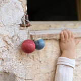 Grapat Weihnachtsdeko Wish Balls  an Hauswand
