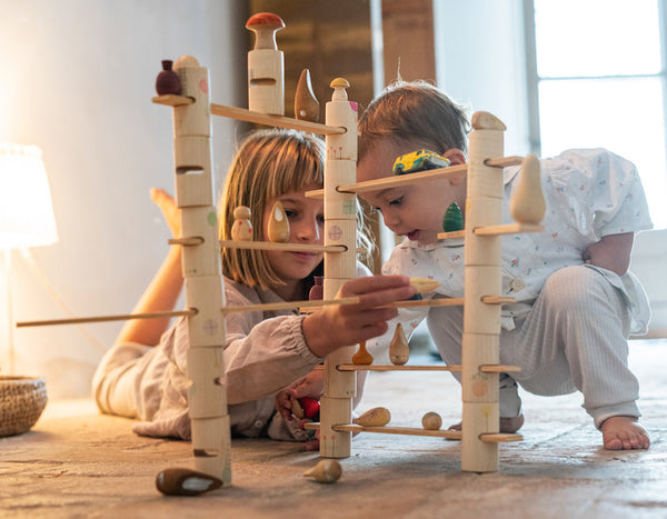 Kinder am Spielen mit Woodland Holz Konstruktionsset von Grapat