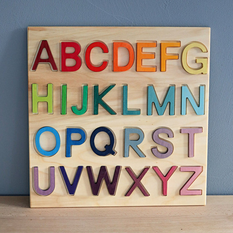 ABC Holzbuchstabenspiel von GRIMM'S an Wand gelehnt