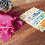 ABC Holzbuchstabenspiel von GRIMM'S mit Kind