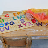 ABC Holzbuchstabenspiel von GRIMM'S auf Holztisch