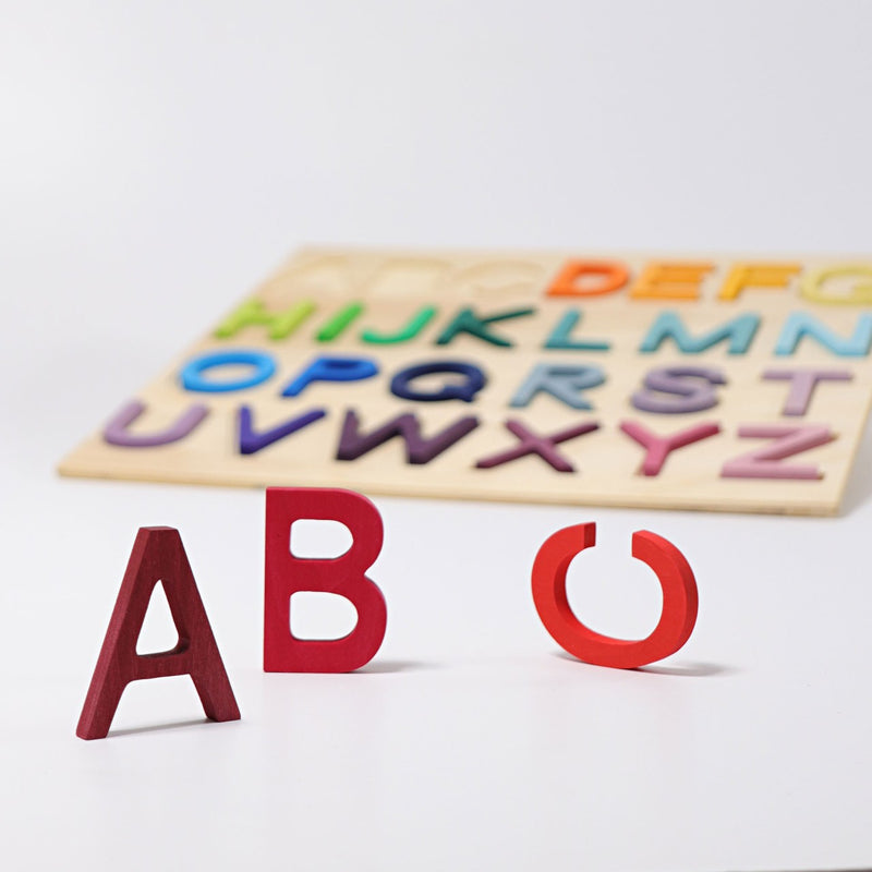 ABC Holzbuchstabenspiel von GRIMM'S mit einzelnen Buchstaben im Vordergrund