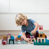 Kind baut Gebäude mit Grimm's Baukasten Floors der Tiny Art Collection 