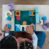 Mutter und Kind bauen mit Grimm's Baukasten Floors der Tiny Art Collection 