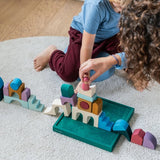 Kind spielt mit Grimm's Baukasten Floors der Tiny Art Collection 