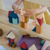 Kind baut mit Baukasten Rhythm aus der Grimm's Tiny Art Collection 