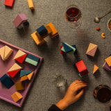 Blick von oben aus Tisch auf dem mit Baukasten Rhythm aus der Grimm's Tiny Art Collection gebaut wird