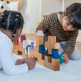 Kinder bauen unter anderem mit Baukasten Rhythm aus der Grimm's Tiny Art Collection 
