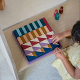 Kind spielt mit Baukasten Rhythm aus der Grimm's Tiny Art Collection 