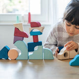 Kind spielt mit Grimm's Baukasten Wave der Tiny Art Collection von Grimm's