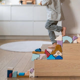 Elemente von Grimms Baukasten Wave der Tiny Art Collection auf Treppe aufgebaut