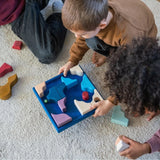 Kinder am Spielen mit Baukasten Wave der Tiny Art Collection von Grimm's