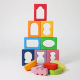 Bauspiel Fenster von Grimm's aufeinander getürmt