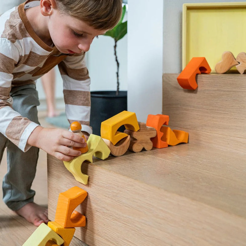 Kind am Spielen mit Bauspiel Gelb von Grimm's