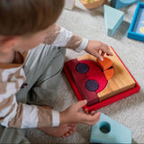 Kind baut mit Bauspiel Rot von Grimm's