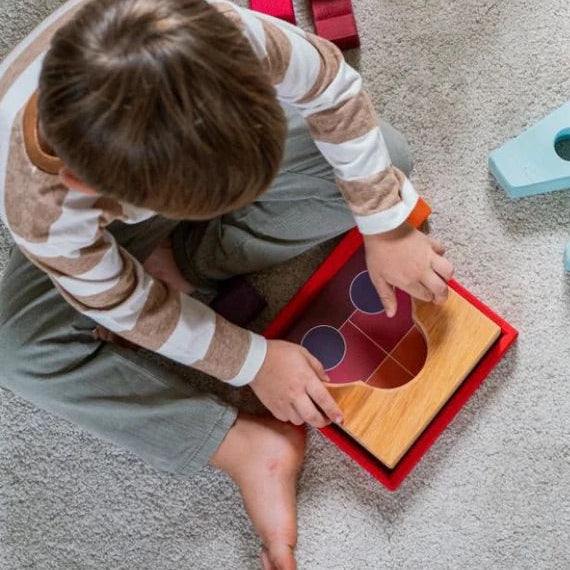 Kind am Spielen mit Bauspiel Rot von Grimm's