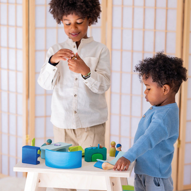 Kinder spielen mit Blauem Bauhaus von Grimm's