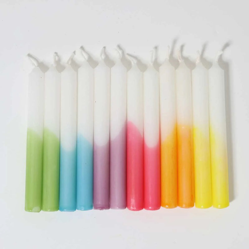12 Grimm's Festtagskerzen Dip Dye im Farbton Regenbogen 