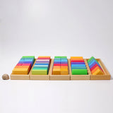 Bauset "Formen und Farben" von Grimm's mit 70 Teilen in 5 Formen in Seitenansicht