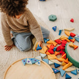 Kind spielt mit Glitzermandala Sonne von Grimm's