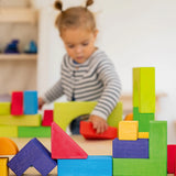 Kind am Bauen mit Grundbaukasten 2 von Grimm's
