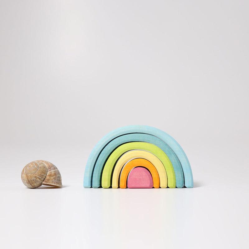 Kleiner Regenbogen Pastell von Grimm's mit Schneckenhauszum Größenvergleich