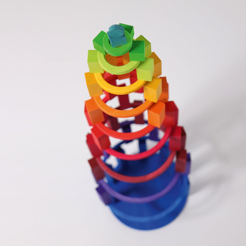 Turm gebaut mit konzentrischen Kreisen und Ringen von Grimm's