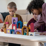 Kinder spielen mit Panorama Baukasten der Grimm's Tiny Art Collection