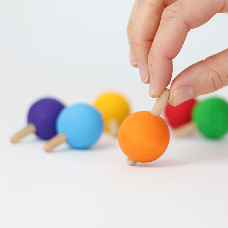 Hand dreht Regenbogen Kreisel von Grimm's
