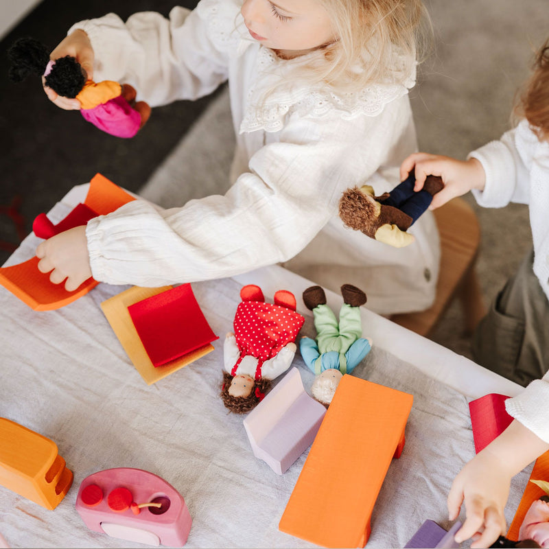 Kinder spielen mit Rosa-Orangenem Bauhaus von Grimm's